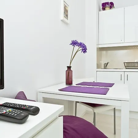 Goodnight Center Apartman *